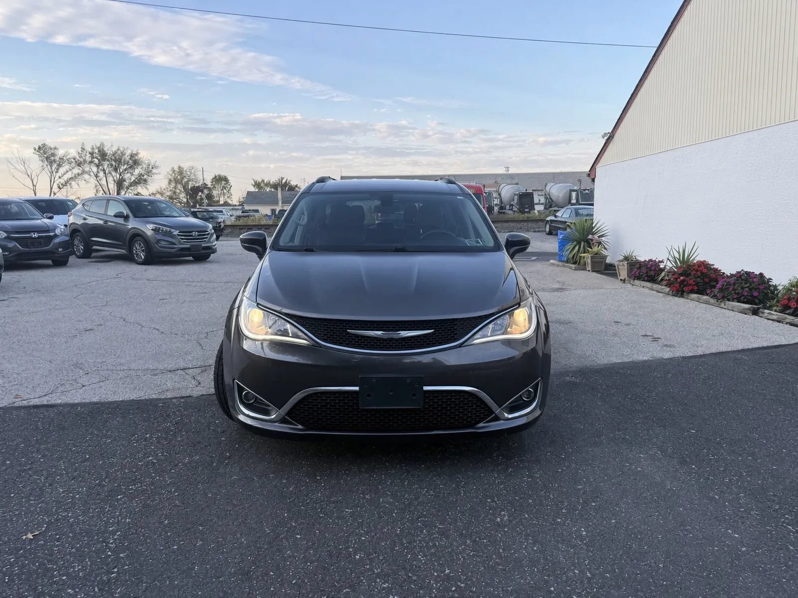 Used 2017 Chrysler Pacifica Touring-L FWD image 2