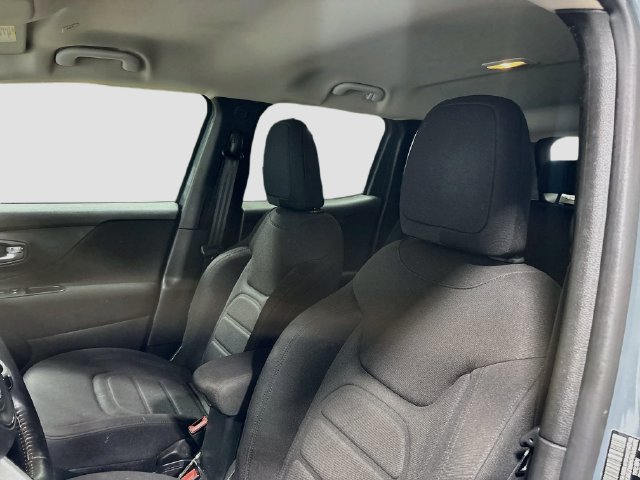 Used 2018 Jeep Renegade Latitude w/ Cold Weather Group FWD image 18
