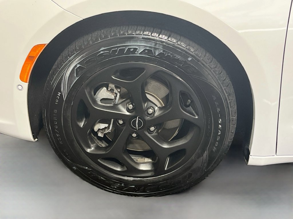 Used 2024 Chrysler Pacifica Limited FWD image 11