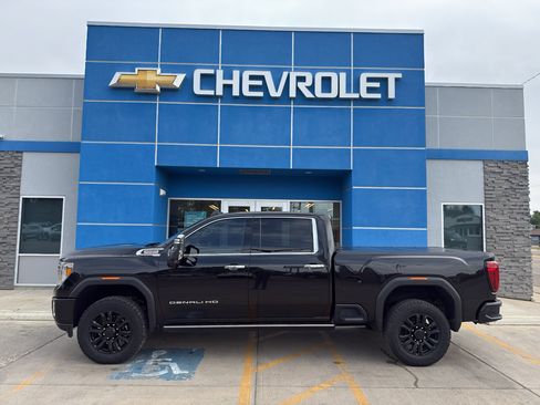Used 2022 GMC Sierra 2500 Denali w/ Denali Black Diamond Edition AWD/4WD image 1
