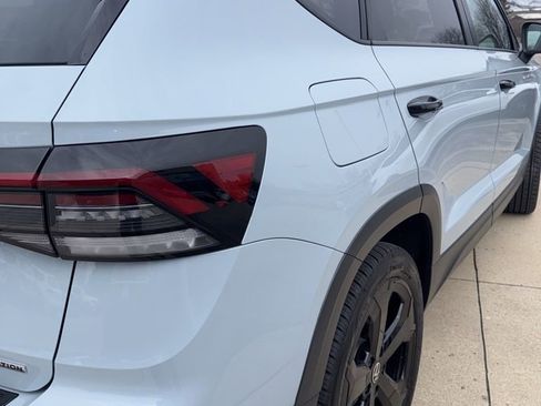 Certified 2025 Volkswagen Taos SE image 9