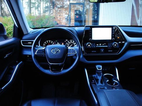 Used 2020 Toyota Highlander XLE image 20