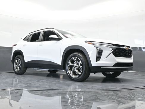 Used 2025 Chevrolet Trax LT w/ LT Convenience Package image 63