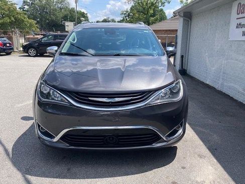 Used 2018 Chrysler Pacifica Limited w/ Advanced Safetytec Group image 3