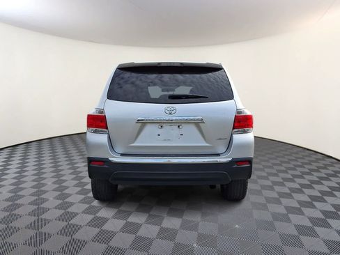 Used 2013 Toyota Highlander Plus w/ Cold Weather Pkg image 7
