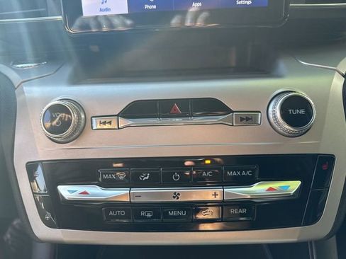 Used 2022 Ford Explorer XLT w/ Equipment Group 202A image 28