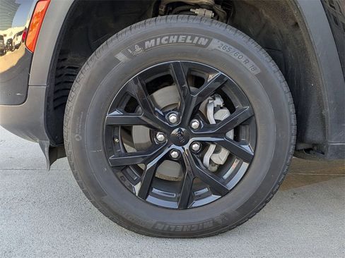 Used 2024 Jeep Grand Cherokee Altitude image 30