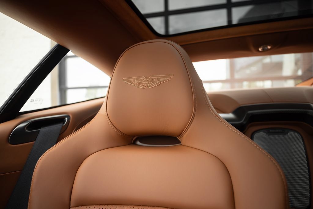 Used 2025 Aston Martin Vanquish RWD image 33