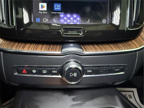 Used 2022 Volvo XC60 B5 Momentum image 23