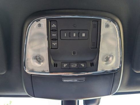 Used 2022 Jeep Grand Cherokee Limited w/ Tech Group RWD image 12