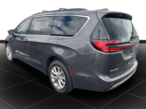 Used 2022 Chrysler Pacifica Touring-L w/ Uconnect Theater Family Group AWD/4WD image 3