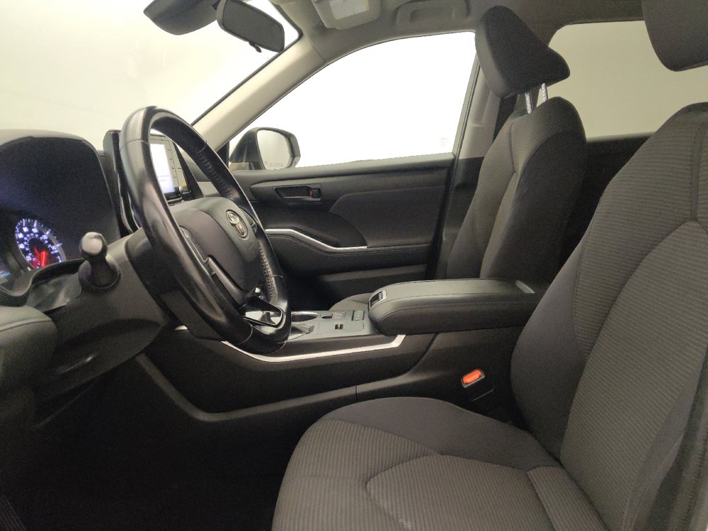 Used 2021 Toyota Highlander LE FWD image 17