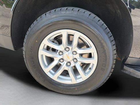 Used 2024 Chevrolet Suburban LT RWD image 28