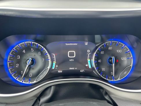 Used 2024 Chrysler Pacifica Limited w/ Uconnect Theater Family Group FWD image 28