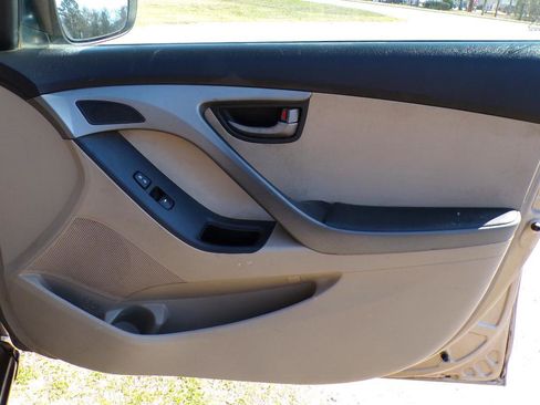 Used 2014 Hyundai Elantra SE image 18