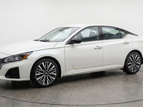 Used 2025 Nissan Altima 2.5 SV FWD image 3