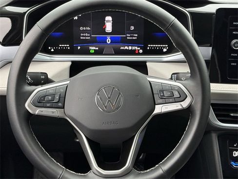 Certified 2025 Volkswagen Taos SE image 11