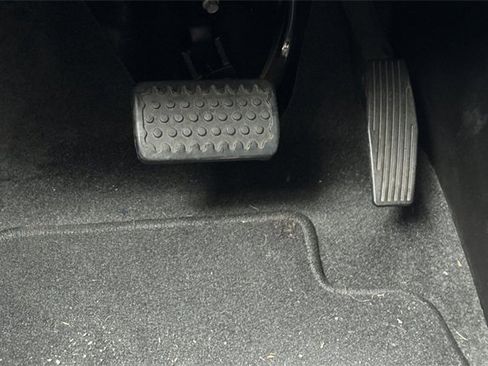 Used 2022 Chevrolet Bolt EUV LT w/ Convenience Package image 42