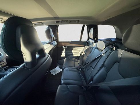 Used 2021 Volvo XC90 T6 Momentum image 8