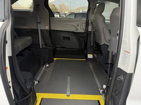 Used 2024 Toyota Sienna LE image 38