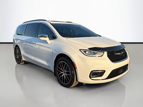 Used 2022 Chrysler Pacifica Limited image 1
