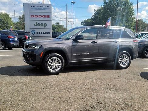 Used 2025 Jeep Grand Cherokee Laredo X image 12