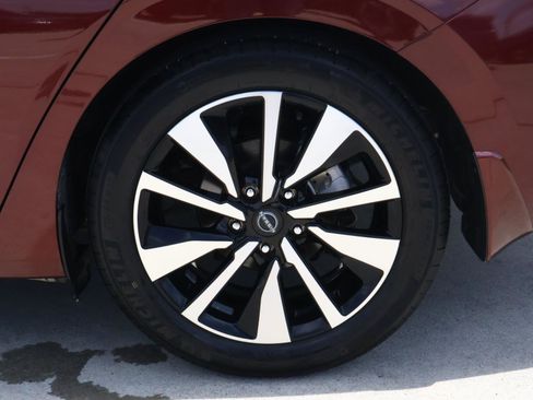 Used 2025 Nissan Sentra SV w/ SV Premium Package FWD image 8
