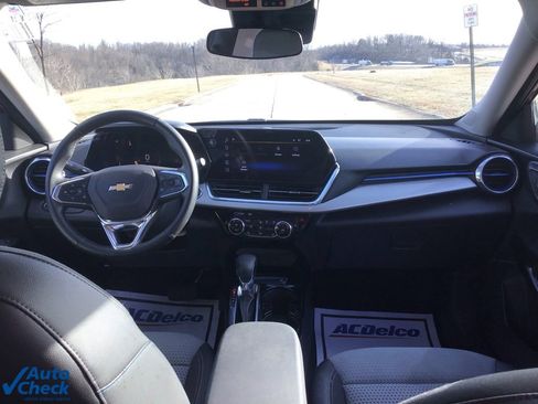 Used 2025 Chevrolet Trax LT w/ LT Convenience Package image 14