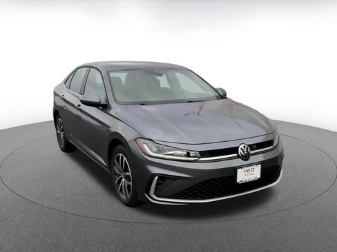 Used 2025 Volkswagen Jetta SE image 3
