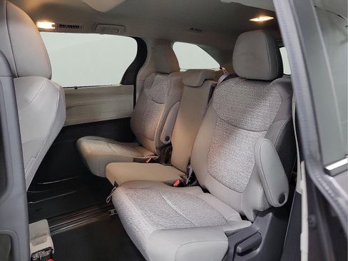 Certified 2021 Toyota Sienna LE image 9