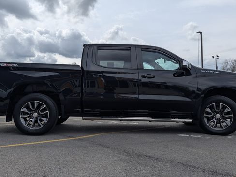 Used 2022 Chevrolet Silverado 1500 LT AWD/4WD image 4