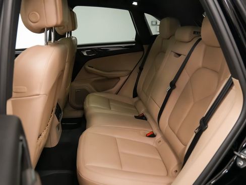 Certified 2022 Porsche Macan AWD/4WD image 18