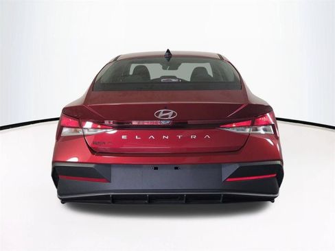 Used 2024 Hyundai Elantra SE FWD image 6