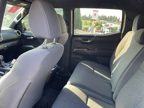 Certified 2017 Toyota Tacoma TRD Off-Road AWD/4WD image 14