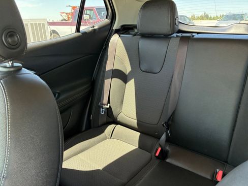 Used 2025 Buick Encore GX Preferred AWD/4WD image 38