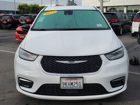 Certified 2024 Chrysler Pacifica Touring-L image 26