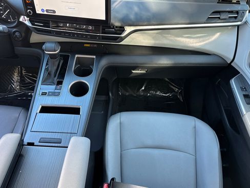 Used 2025 Toyota Sienna XLE FWD image 18
