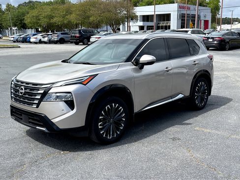 Used 2024 Nissan Rogue Platinum w/ Platinum Premium Package image 3