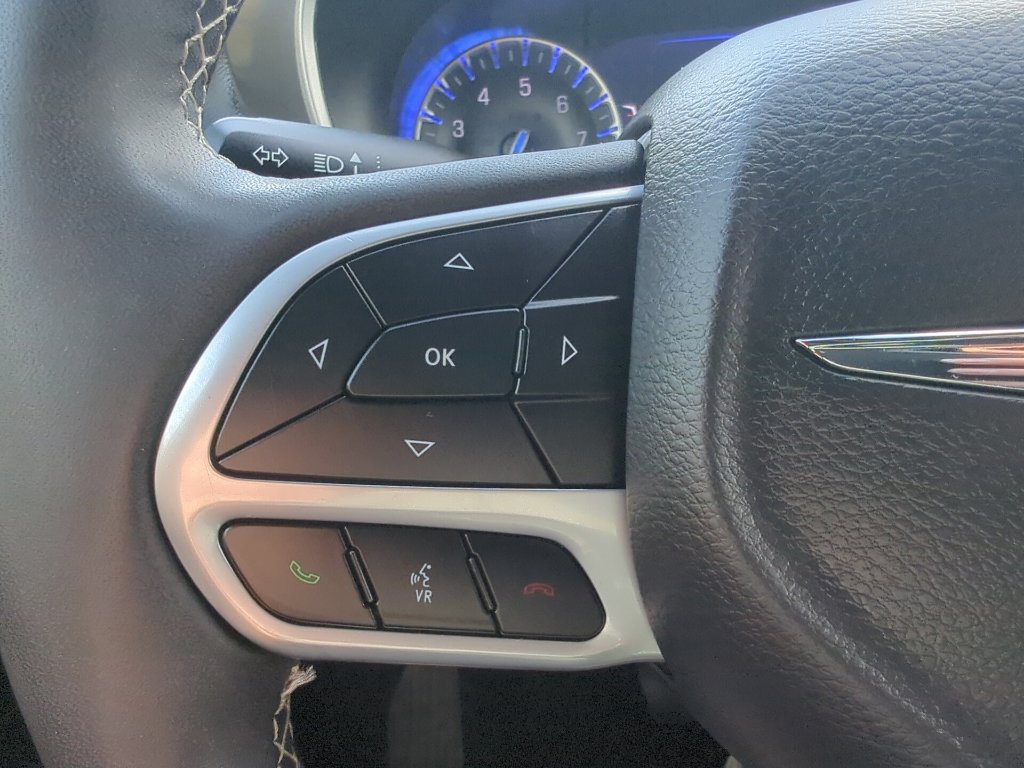 Used 2025 Chrysler Pacifica Select FWD image 32