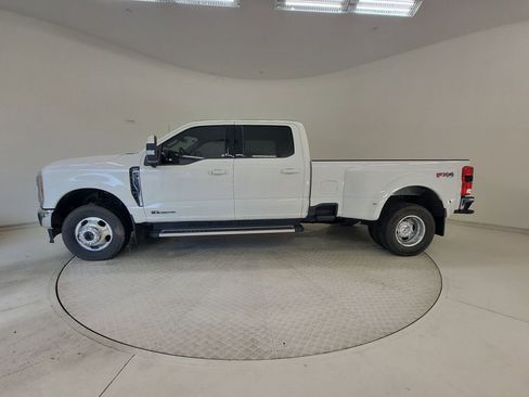 Used 2023 Ford F350 Lariat image 2