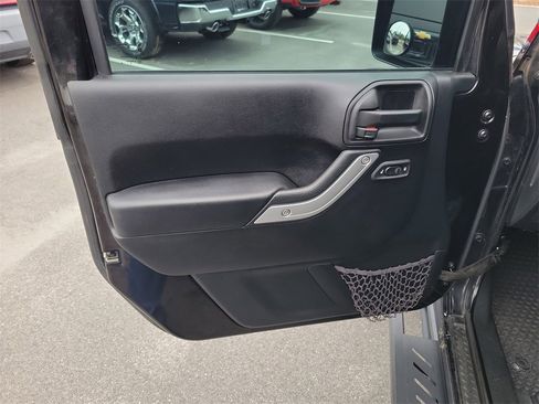 Used 2016 Jeep Wrangler Rubicon w/ Power Convenience Group image 10