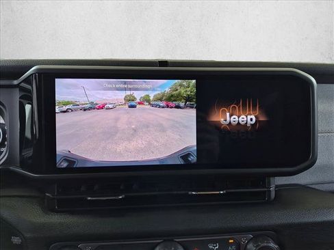 Used 2025 Jeep Gladiator Sport AWD/4WD image 13
