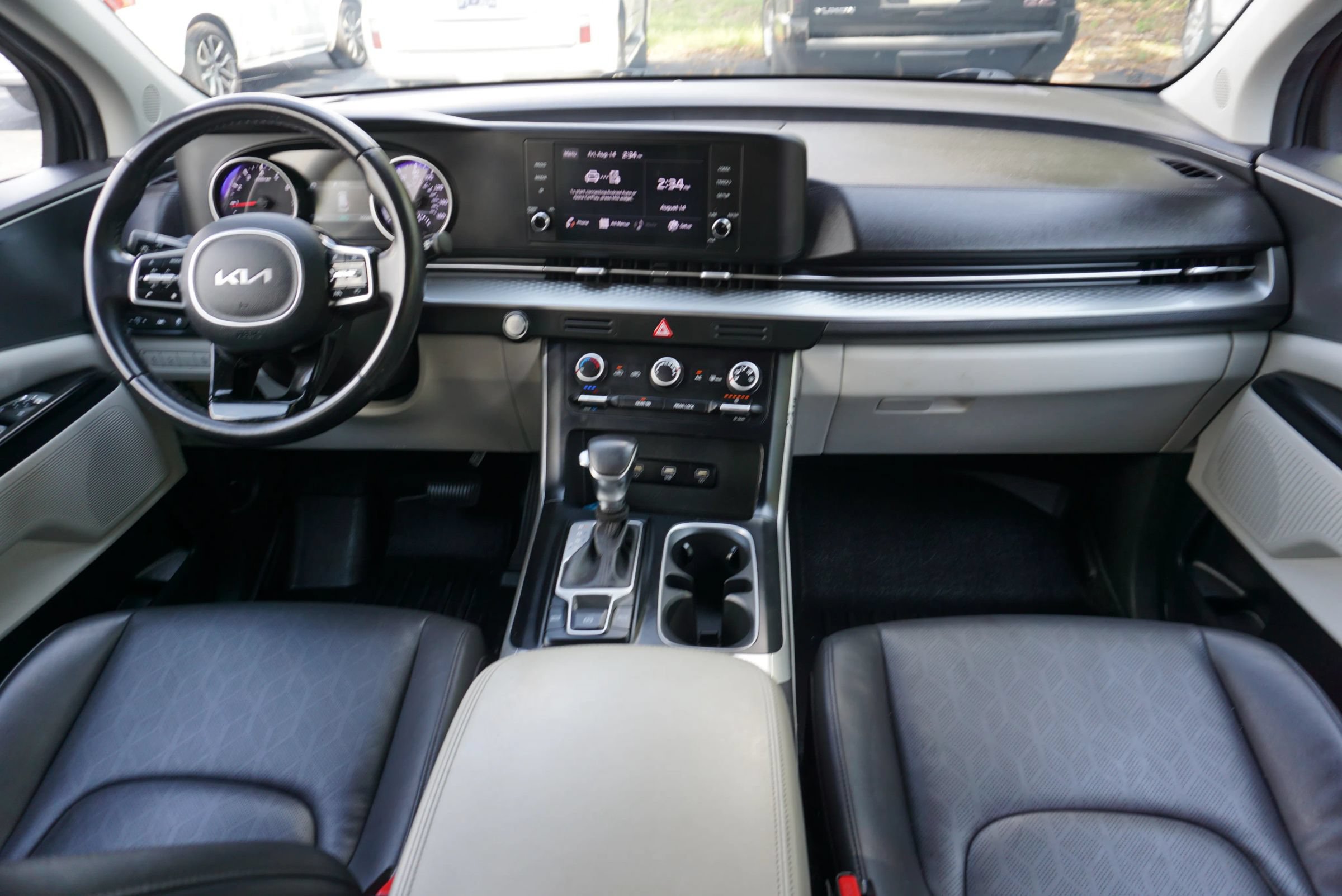 Used 2022 Kia Carnival LX FWD image 22