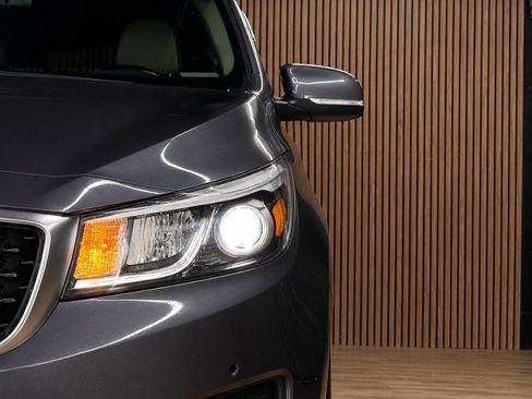 Used 2017 Kia Sedona LX w/ LX Essentials Premium Package FWD image 4