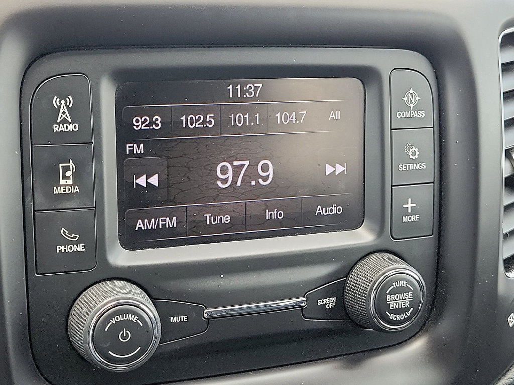 Used 2018 Jeep Compass Latitude FWD image 19