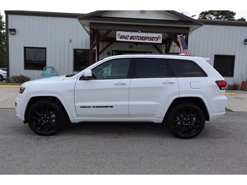 Used 2022 Jeep Grand Cherokee Laredo X AWD/4WD image 2
