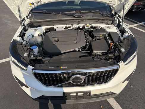 Used 2025 Volvo XC40 B5 Core image 36