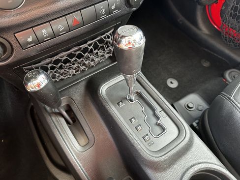 Used 2015 Jeep Wrangler Unlimited Rubicon image 24