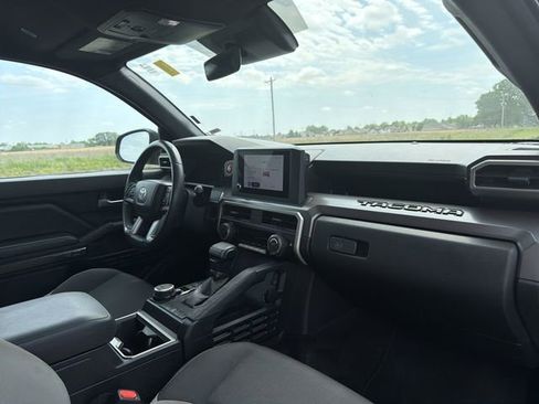Used 2024 Toyota Tacoma TRD Off-Road image 15