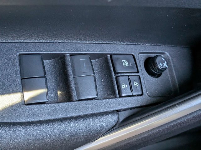 Used 2024 Toyota Corolla Cross AWD Hybrid w/ Moonroof Package image 23
